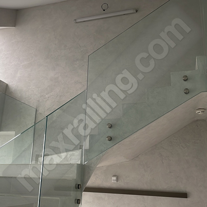 Стъклен парапет по стълби с дистанционери